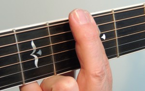How to teach barre guitar chords - Barre chords with support finger